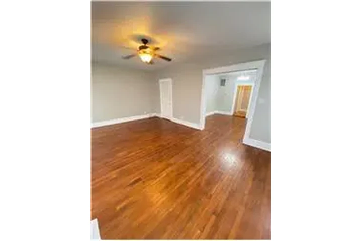 $2000 : Rental property with 2 bedro image 3