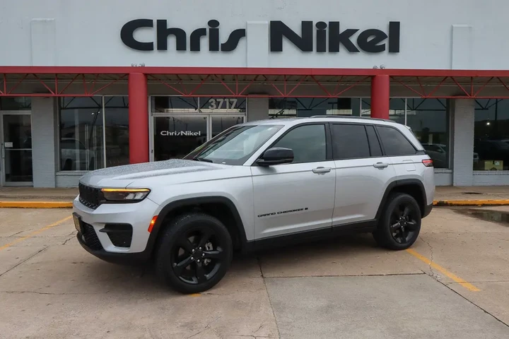 $30488 : 2023 Grand Cherokee Altitude image 1