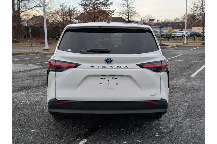 $26980 : Toyota Sienna 2021 LE 8-Pass image 4