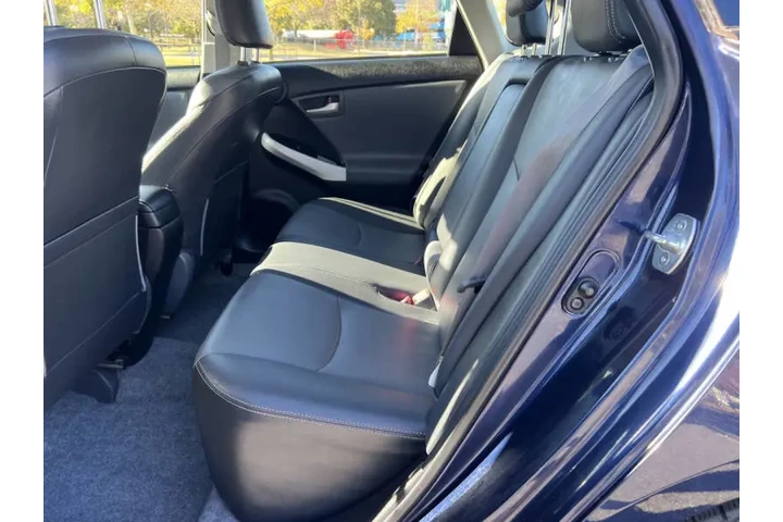 $10900 : 2013 Prius Four image 8