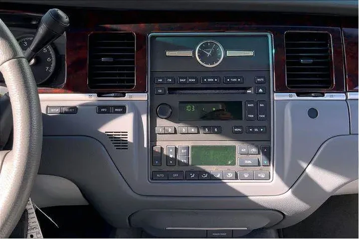 $11985 : Lincoln Town Car 2006 Signat image 6