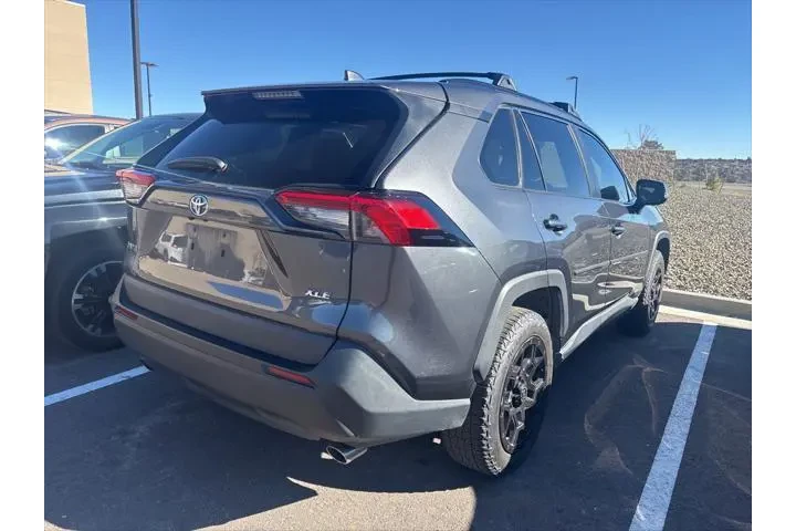 $23836 : Toyota RAV4 2020 XLE Premium image 3