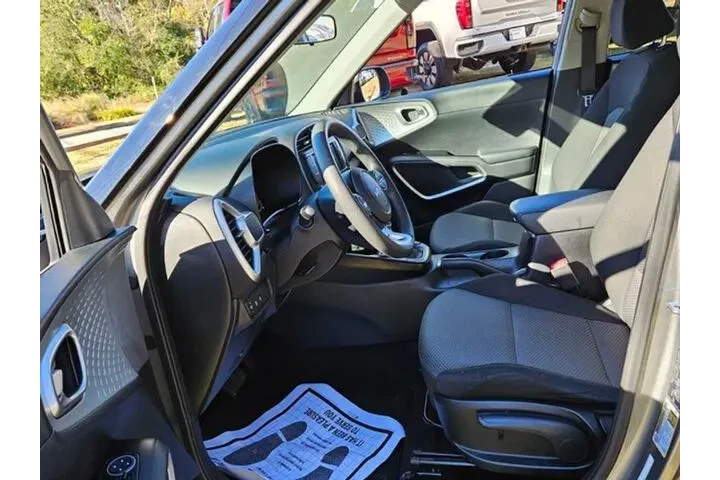 $17857 : Kia Soul 2024 LX 4dr Crossov image 6