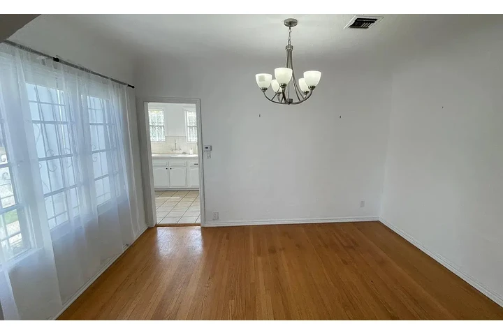 $1250 : renovated charming 2 bedroom image 3