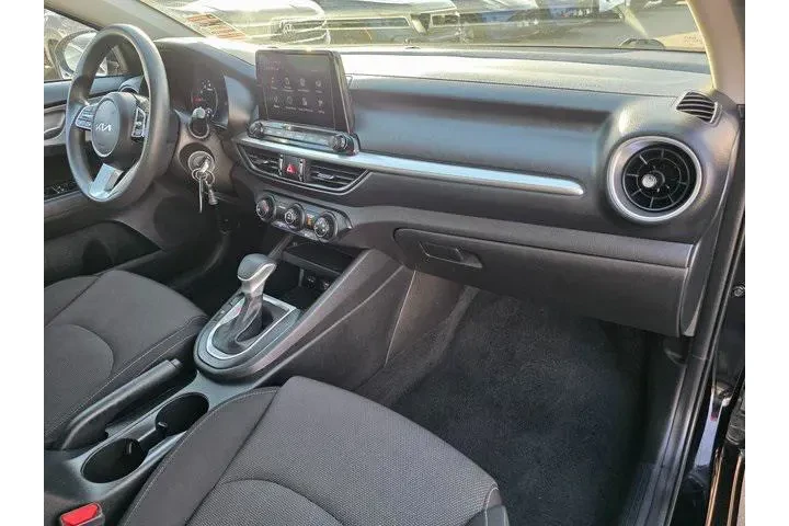 $16900 : Kia Forte 2023 LXS 4dr Sedan image 9
