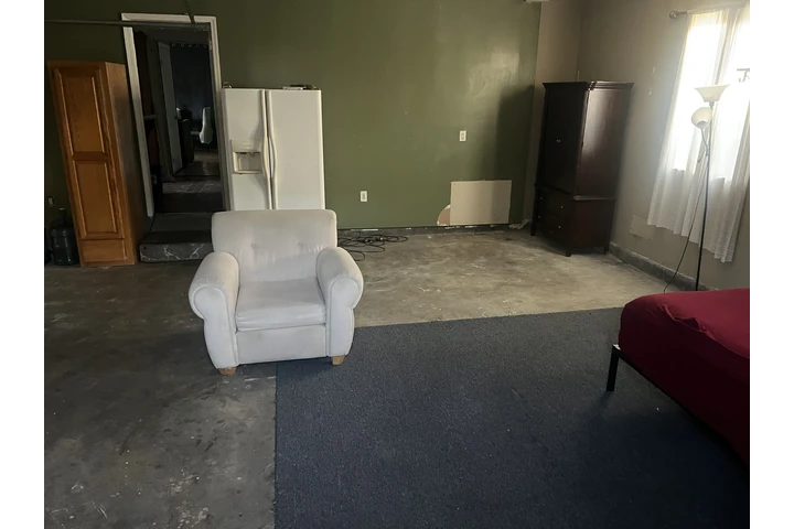 $1600 : Rento un garage grande image 4