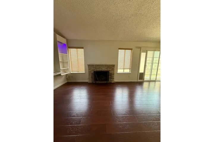 $1500 : Welcome to this stunning 3-bed image 3