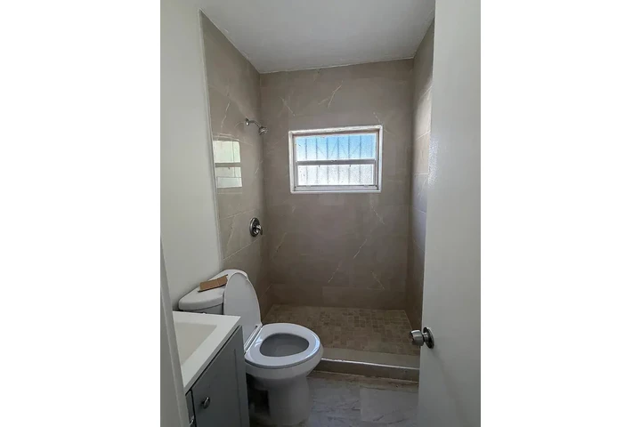 $600 : charming HOME ..Miami, FL image 6