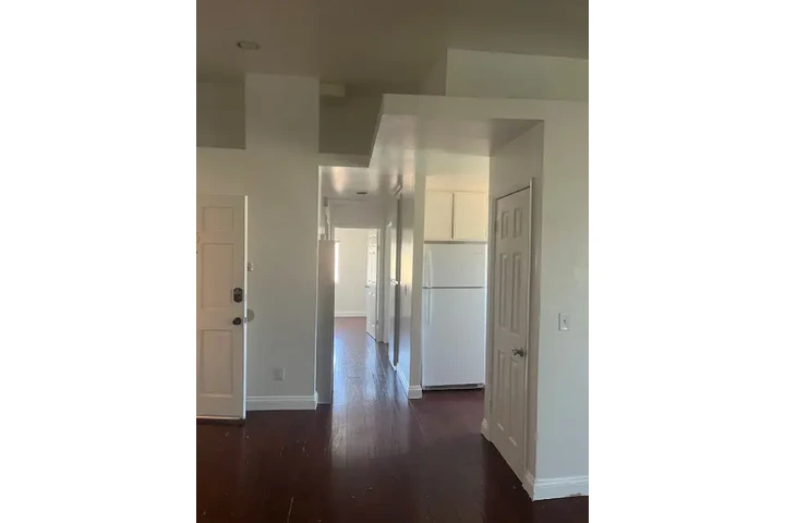 NORTH HOLLYWOOD APARTMENT image 3