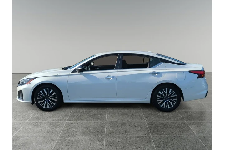 $23500 : Nissan Altima 2024 2.5 SV 4d image 2