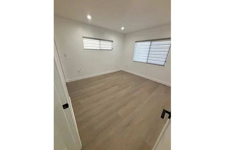 $3000 : Amazing Single-Family House image 8