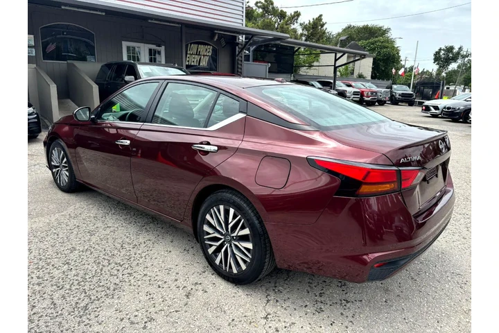 2023 Altima SV FWD image 6
