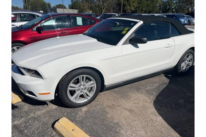 2010 Mustang V6 image 1