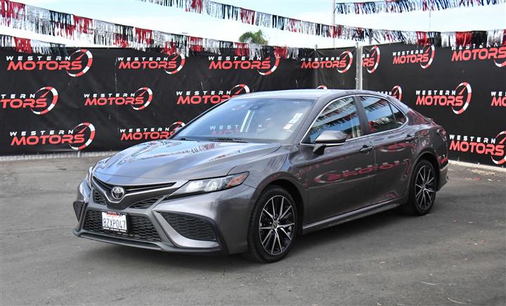 $26988 : Camry SE Sedan 4D image 3