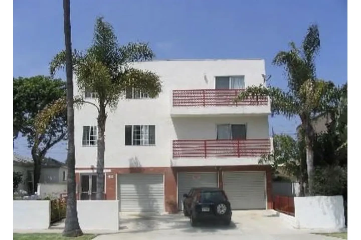 $1965 : 2 Bed Apt In N Kenmore Ave, LA image 1