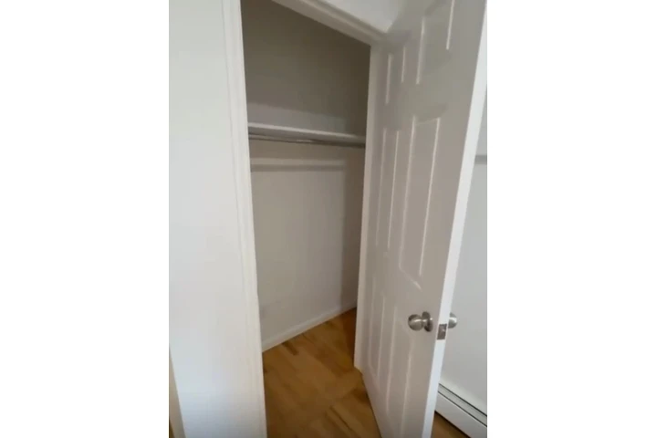 $2700 : Disponible apt/ College Point image 5