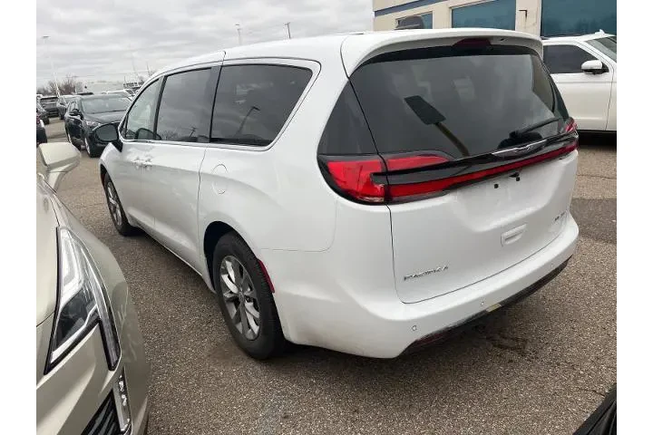 $39995 : Chrysler Pacifica 2026 Limit image 9