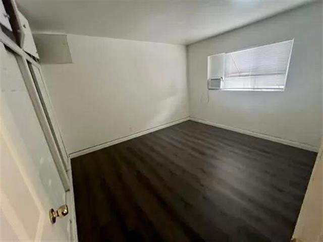 $1100 : DOWNEY 2 & 1 BEDROOM image 5