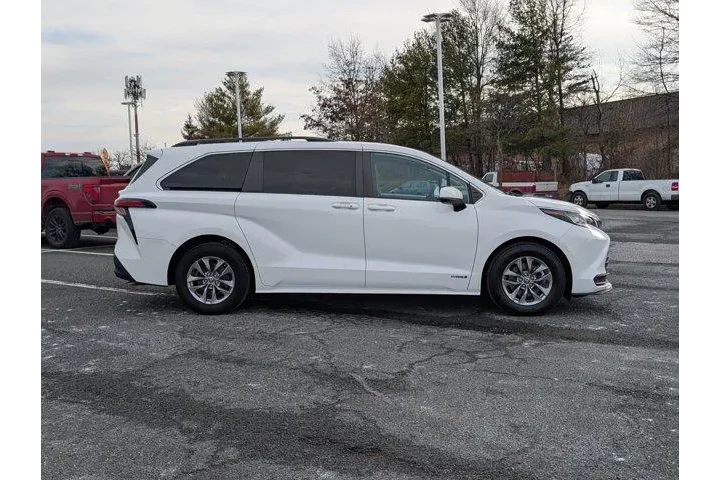 $26980 : Toyota Sienna 2021 LE 8-Pass image 2
