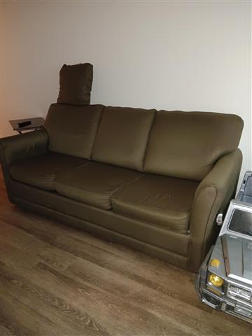 Vendo  couch en buenas condici image 1