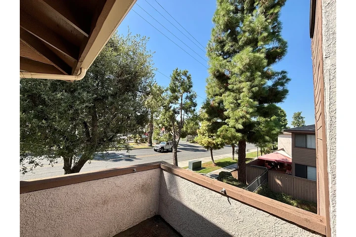 $1000 : Apartm with Updated Appliances image 3