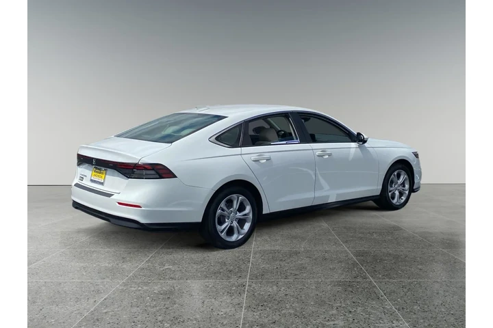 $30023 : Honda Accord 2024 LX 4dr Sed image 5