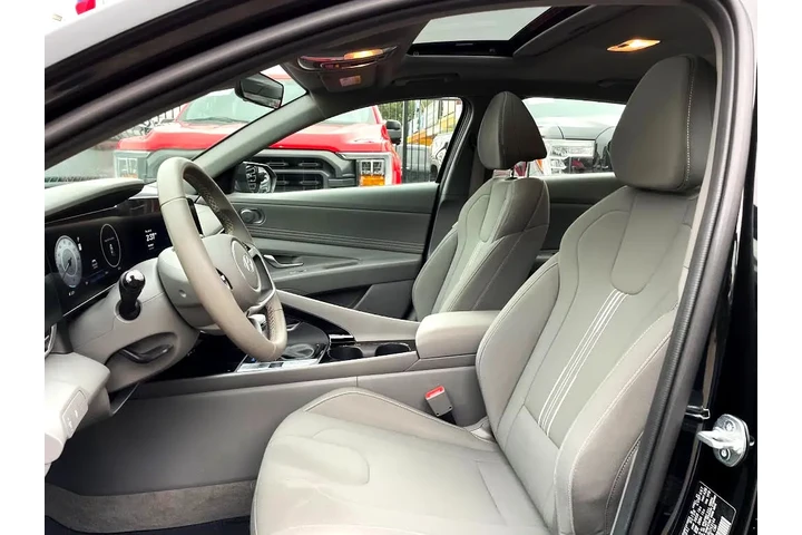 2024 Elantra SEL image 7