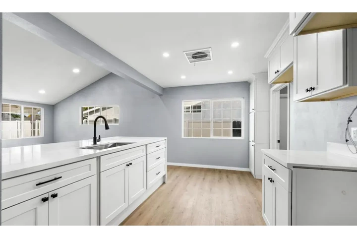 $2450 : 3Bed 2Bath Home In South Gate image 5