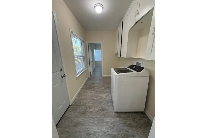 $3100 : 324 N Palomares St image 7