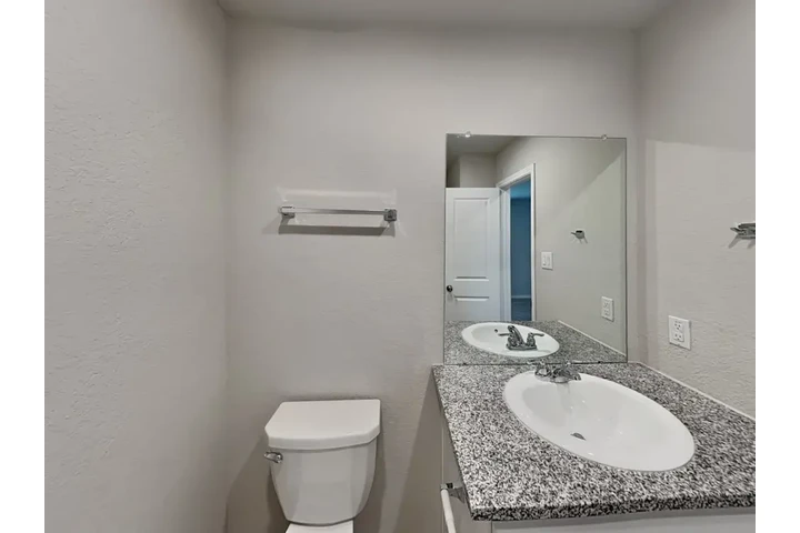 $972 : Comfortable Apartment image 8