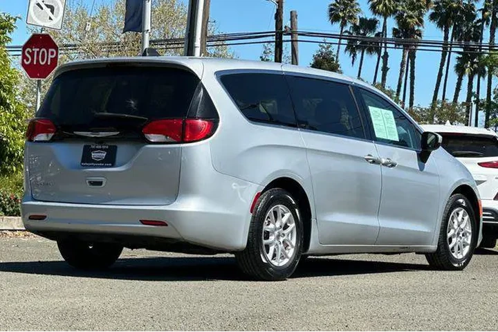 $18790 : Chrysler Voyager 2022 LX 4dr image 5