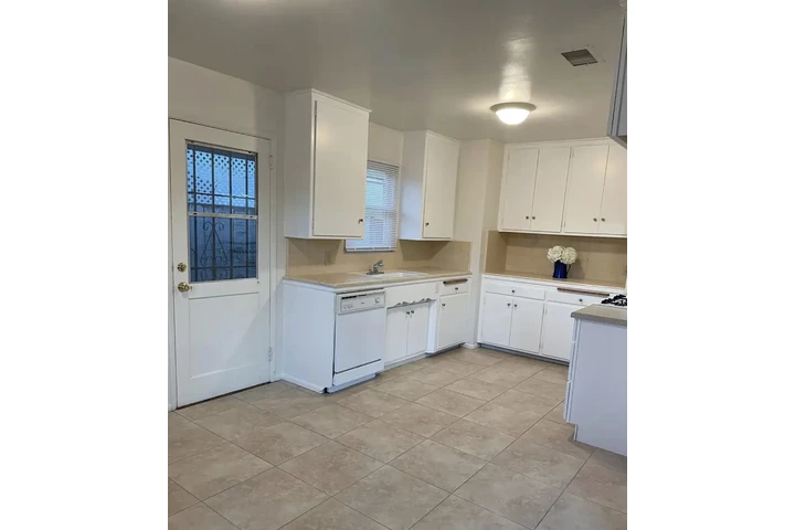 $1600 : BEAUTIFUL 2 BEDROOM/1 BATHROOM image 5