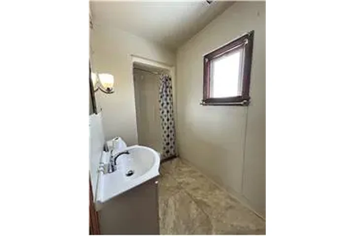 $325 : Rental property with 0 bedro image 6