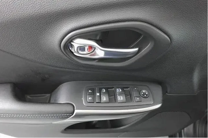 $12250 : Jeep Cherokee 2020 4x4 Latit image 10