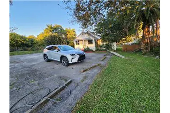 $3000 : Rental property with 3 bedro image 2