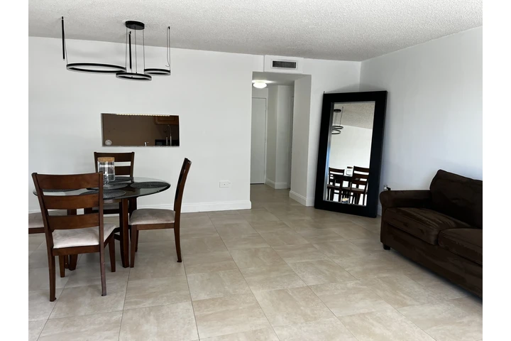 $2050 : Cerca de la playa! Apartamento image 2