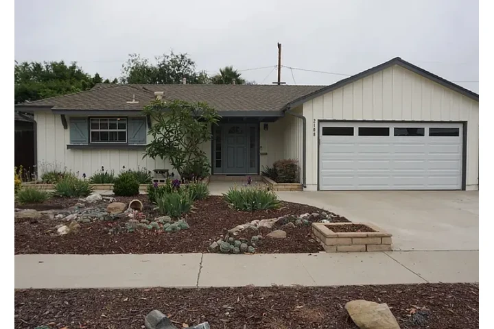 $1650 : 3 Beds 2.5 Bath Available image 1