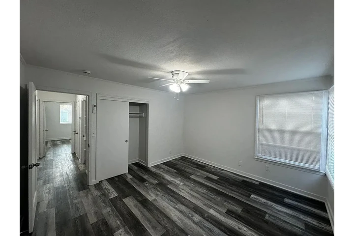 $800 : charming HOME ..Hialeah, FL image 3