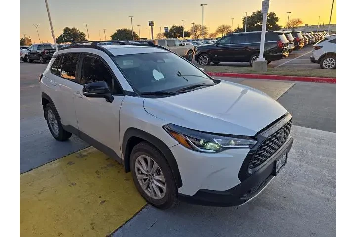 $24998 : Toyota Corolla Cross 2025 LE image 1