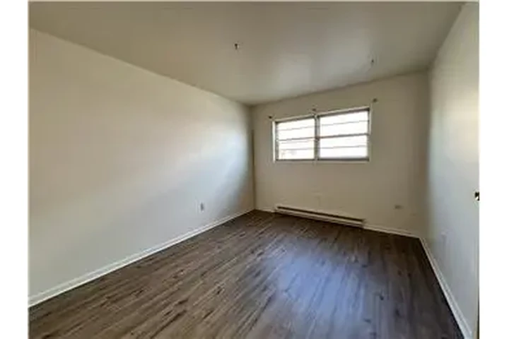 $700 : Rental property with 2 bedro image 8