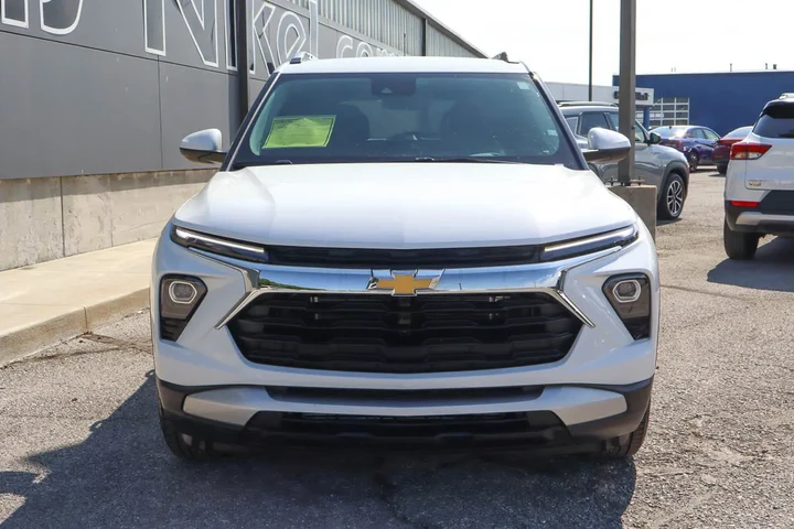 $23187 : 2025 Trailblazer FWD 4dr LT image 2
