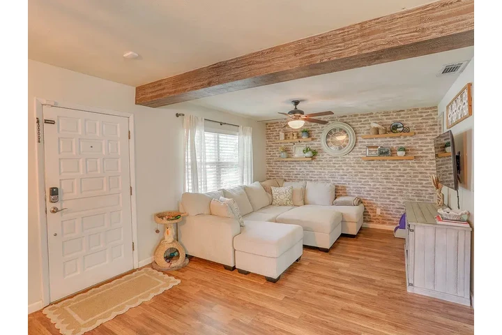 $1500 : Discover this charming 3-bed image 6