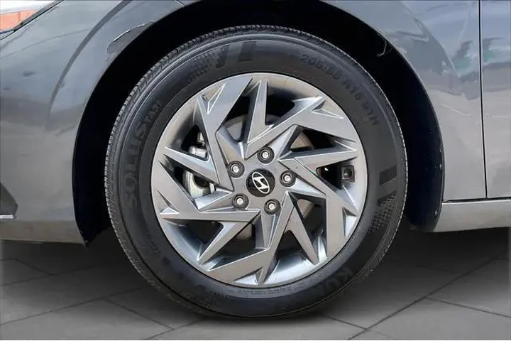 $19799 : Hyundai ELANTRA 2024 SEL 4dr image 9