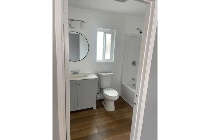 $1350 : Se renta recamara. PARKING! image 1