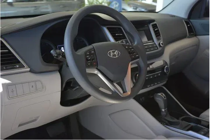 $9999 : Hyundai TUCSON 2017 AWD SE 4 image 9