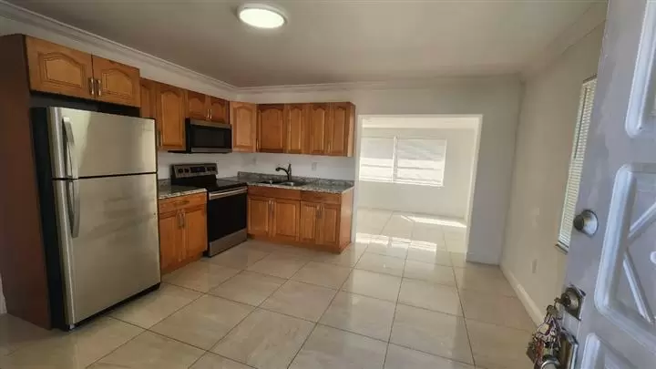 $2998 : Rento casa Coral Gables  airpo image 4