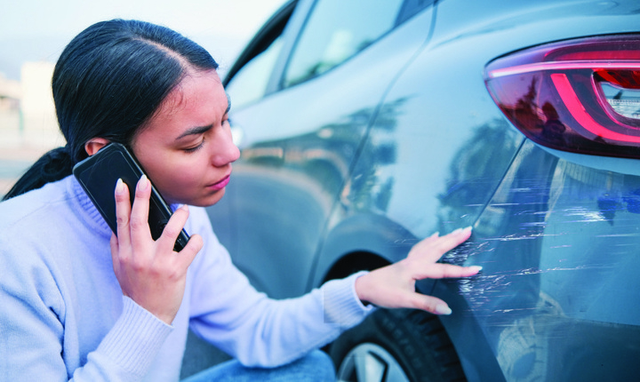 Chica reportando un accidente a su seguro