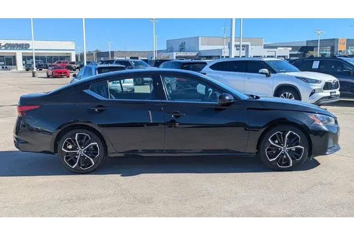 $19995 : Nissan Altima 2023 2.5 SR 4d image 2