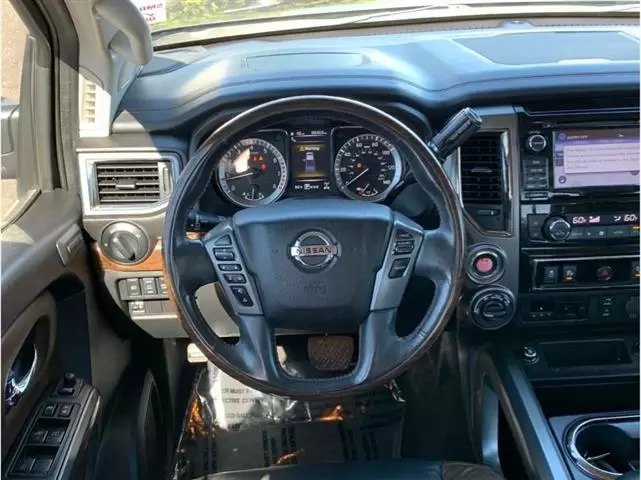 2017 Nissan Titan Crew Cab image 4