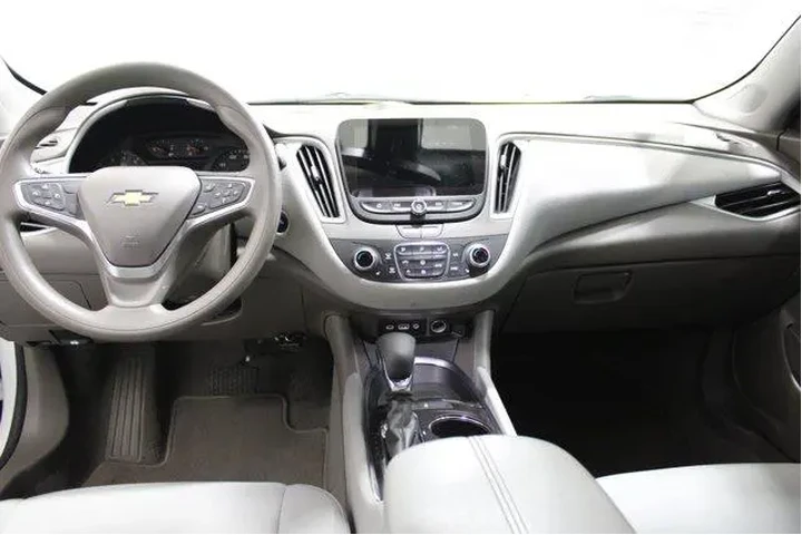 $18981 : Chevrolet Malibu 2022 LT 4dr image 2